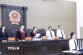 Hội đồng xét xử Tòa án Nhân dân tỉnh Bình Dương thực hiện các thủ tục tại một phiên tòa hồi tháng 10 năm ngoái. (Ảnh: Huyền Trang/TTXVN)