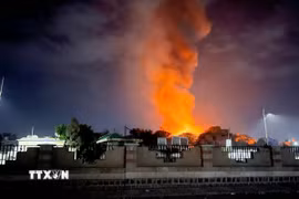 Khói lửa bốc lên sau vụ không kích của lực lượng Mỹ vào Thủ đô Sanaa (Yemen) ngày 19/3/2025. (Ảnh: THX/TTXVN)