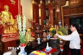 Chủ nhiệm Ủy ban Kiểm tra Trung ương Nguyễn Duy Ngọc dâng hương tưởng niệm Chủ tịch Hồ Chí Minh tại Nhà tưởng niệm của Người trên đỉnh đèo De (xã Phú Đình). (Ảnh: Trần Trang/TTXVN)