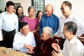 Thường trực Ban Bí thư Trần Cẩm Tú thăm, tặng quà cho Mẹ Việt Nam anh hùng Mai Thị Sây (phường Ngũ Hành Sơn, thành phố Đà Nẵng). (Ảnh: Quốc Dũng/TTXVN)