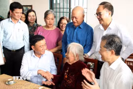 Thường trực Ban Bí thư Trần Cẩm Tú thăm, tặng quà cho Mẹ Việt Nam anh hùng Mai Thị Sây (phường Ngũ Hành Sơn, thành phố Đà Nẵng). (Ảnh: Quốc Dũng/TTXVN)