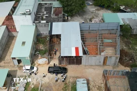 Hiện các công trình xây dựng trái phép đã được Ủy ban Nhân dân phường vận động và người vi phạm tự nguyện tháo dỡ. (Ảnh: Hoàng Nhị/TTXVN)