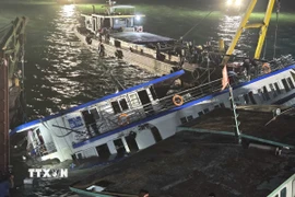 Ngày 25/7, thông tin từ tỉnh Quảng Ninh, lực lượng tìm kiếm cứu hộ cứu nạn 116 phát hiện một thi thể nữ nổi lên ở khu vực cửa Dứa trên vịnh Hạ Long, cách nơi tàu Vịnh Xanh 58 bị lật úp khoảng 2 hải lý. (Ảnh: Thanh Vân/TTXVN)