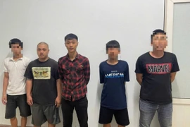 Đối tượng Thắng (thứ hai, trái) và Phương (giữa) tại cơ quan công an. (Nguồn: Dân Trí)