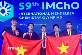 Cả bốn học sinh tham dự Olympic Hóa học Quốc tế Mendeleev lần thứ 59 đều đoạt huy chương. (Ảnh: TTXVN phát)