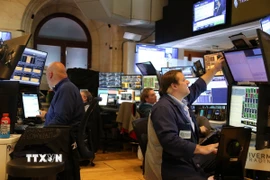 Giao dịch viên tại sàn chứng khoán New York (Mỹ). (Ảnh: THX/TTXVN)