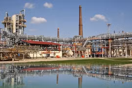 Nhà máy của Công ty hoá dầu Gazprom Neftekhim Salavat ở vùng Bashkortostan (Nga). (Ảnh: TASS/TTXVN)
