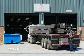 Xe tải chở thép thành phẩm tại một công ty thép ở Delta, tỉnh British Columbia (Canada) ngày 3/6/2025. (Ảnh: THX/TTXVN)