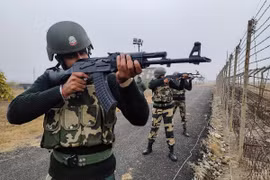 Lực lượng an ninh Ấn Độ tuần tra dọc đường Ranh giới Kiểm soát phân chia khu vực Kashmir giữa Ấn Độ và Pakistan. (Ảnh: ANI/TTXVN)