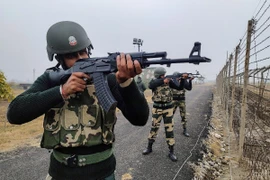 Lực lượng an ninh Ấn Độ tuần tra dọc đường Ranh giới Kiểm soát phân chia khu vực Kashmir giữa Ấn Độ và Pakistan. (Ảnh: ANI/TTXVN)