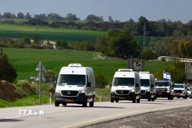 Đoàn xe chở thi thể các con tin Israel vừa được phong trào Hamas trao trả, ngày 20/2/2025. (Ảnh: THX/TTXVN)