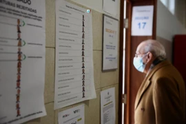 Một người dân đến bỏ phiếu trong cuộc bầu cử tổng thống tại Lisbon (Bồ Đào Nha), ngày 18/1/2026. (Nguồn: Reuters)