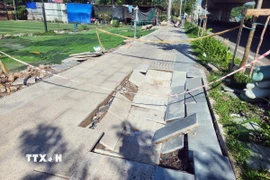 Vỉa hè đường nối đường Trần Quốc Hoàn-đường Cộng Hòa mới thông xe đã bị sụt lún. (Ảnh: Mạnh Linh/TTXVN)