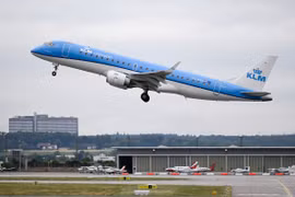 Máy bay cất cánh từ sân bay Stuttgart ở Leinfelden-Echterdingen (Đức). (Ảnh: AFP/TTXVN)