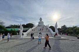 Du khách chiêm bái Tượng Phật Big Buddha trên đỉnh đồi Nakkerd ở Phuket (Thái Lan). (Ảnh: TTXVN phát)