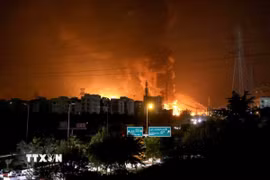 Khói lửa bốc lên từ một cơ sở khai thác dầu ở quận Shahran, Thủ đô Tehran (Iran) . (Ảnh: Anadolu Agency/TTXVN)