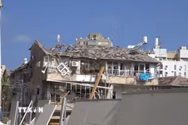 Khu dân cư ở Bat Yam gần Tel Aviv (Israel) bị trúng tên lửa hôm 14/6, gây thiệt hại nặng nề với chín người thiệt mạng và gần 200 người bị thương. (Ảnh: Thanh Bình/TTXVN)