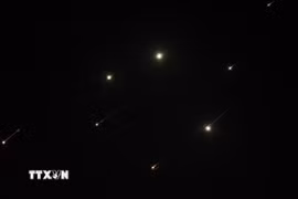 Các vệt sáng trên bầu trời thành phố Nablus, Bờ Tây khi Iran phóng tên lửa vào lãnh thổ Israel tối 14/6/2025. (Ảnh: THX/TTXVN)