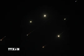 Các vệt sáng trên bầu trời thành phố Nablus, Bờ Tây khi Iran phóng tên lửa vào lãnh thổ Israel tối 14/6/2025. (Ảnh: THX/TTXVN)