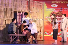 Hoạt cảnh trong vở kịch ngắn "Chuyện của nhà chị Tín." (Ảnh: Xuân Tú/TTXVN)