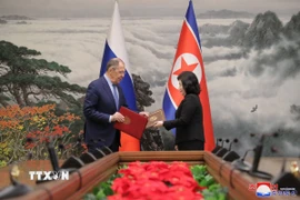 Ngoại trưởng Triều Tiên Choe Son Hui (phải) và người đồng cấp Nga Sergei Lavrov tại cuộc hội đàm ở Bình Nhưỡng hồi tháng 10/2023. (Ảnh: Yonhap/TTXVN)