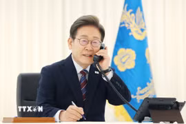Tổng thống Hàn Quốc Lee Jae Myung trong một cuộc điện đàm. (Ảnh: Yonhap/TTXVN)