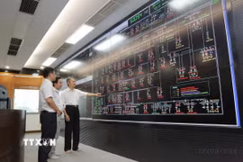 Quản lý, vận hành lưới điện bằng công nghệ thông tin tại Trung tâm điều độ hệ thống điện Thành phố Hồ Chí Minh. (Ảnh: Thanh Vũ/TTXVN)
