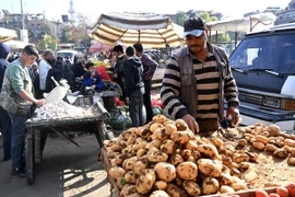 Người dân bán hàng tại chợ ở Damascus (Syria) ngày 16/12/2024. (Ảnh: THX/TTXVN)