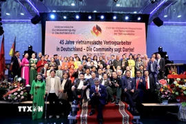 Nguyên cán bộ các đội lao động, phiên dịch thời Cộng hòa Dân chủ Đức cùng các cán bộ người Đức trong đoàn công tác của Chính phủ Đức đến Việt Nam để đàm phán và ký kết Nghị định thư bổ sung cho Hiệp định lao động Đức-Việt vào tháng 5/1990 tham dự buổi lễ. (Ảnh: Phương Hoa/TTXVN)