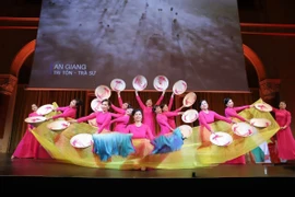 Tiết mục biểu diễn văn nghệ tại Lễ kỷ niệm 50 năm Ngày Giải phóng miền Nam, thống nhất đất nước của Việt Nam, được tổ chức tại Budapest (Hungary) ngày 29/4/2025 (giờ địa phương). (Ảnh: TTXVN phát)