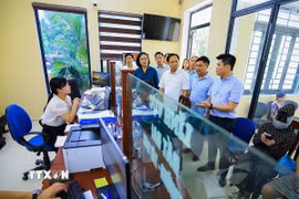 Đoàn kiểm tra tình hình hoạt động tại một trung tâm phục vụ hành chính công. (Ảnh: Trọng Đạt/TTXVN)