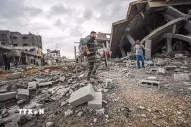 Các tòa nhà bị phá hủy sau cuộc không kích của Israel tại trại tị nạn Jabalia, Dải Gaza, ngày 12/4/2025. (Ảnh: THX/TTXVN)