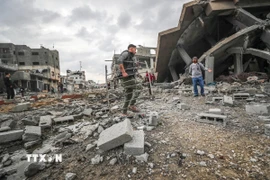 Các tòa nhà bị phá hủy sau cuộc không kích của Israel tại trại tị nạn Jabalia, Dải Gaza, ngày 12/4/2025. (Ảnh: THX/TTXVN)