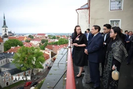 Thủ tướng Phạm Minh Chính cùng Phu nhân tham quan không gian, kiến trúc, lịch sử khu phố cổ Tallinn. (Ảnh: Dương Giang/TTXVN)