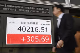Chỉ số Nikkei-225 hiển thị trên bảng điện tử tại Tokyo. (Ảnh: Kyodo/TTXVN)