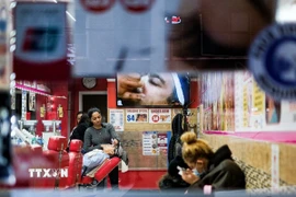 Nhân viên làm việc tại một tiệm làm tóc ở New York (Mỹ). (Ảnh: THX/TTXVN)