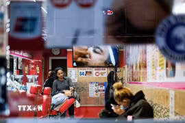 Nhân viên làm việc tại một tiệm làm tóc ở New York (Mỹ). (Ảnh: THX/TTXVN)