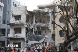 Tòa nhà tại Tel Aviv (Israel) bị hư hại sau cuộc tấn công bằng tên lửa của Iran. (Ảnh: THX/TTXVN)