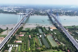 Cầu Mỹ Thuận 1 (trái) và Mỹ Thuận 2 bắc qua sông Tiền nối hai tỉnh Tiền Giang và Vĩnh Long. (Ảnh: Hồng Đạt/TTXVN)