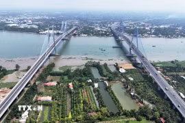 Cầu Mỹ Thuận 1 (trái) và Mỹ Thuận 2 bắc qua sông Tiền nối hai tỉnh Tiền Giang và Vĩnh Long. (Ảnh: Hồng Đạt/TTXVN)