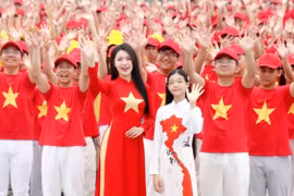 Hoa hậu Du lịch Việt Nam Phạm Thị Ngọc Quỳnh cùng tham gia chương trình xếp hình Tổ quốc tại thành phố Cẩm Phả (Quảng Ninh), ngày 27/4/2025. (Ảnh: Văn Đức/TTXVN)