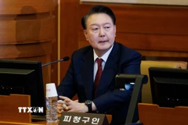 Cựu Tổng thống Hàn Quốc Yoon Suk Yeol tại một phiên điều trần ở Seoul. (Ảnh: THX/TTXVN)
