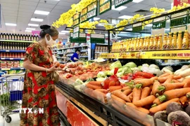 Người tiêu dùng chọn rau củ tại một siêu thị ở Thành phố Hồ Chí Minh. (Ảnh: Mỹ Phương/TTXVN)