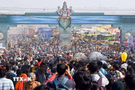 Những người hành hương tham gia lễ hội tôn giáo Kumbh Mela ở thành phố Prayagraj (Ấn Độ). (Ảnh: ANI/TTXVN)