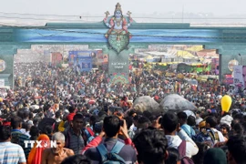 Những người hành hương tham gia lễ hội tôn giáo Kumbh Mela ở thành phố Prayagraj (Ấn Độ). (Ảnh: ANI/TTXVN)
