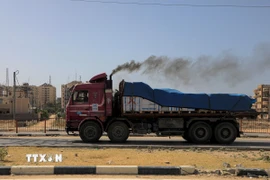 Xe tải chở hàng viện trợ nhân đạo tại Dải Gaza hồi năm ngoái. (Ảnh: THX/TTXVN)