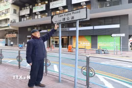 Nhà nghiên cứu Lý Minh Hán giới thiệu về phố Tam Kung, Cửu Long, Hong Kong, nơi Chủ tịch Hồ Chí Minh đã sống vào đầu những năm 1930. (Ảnh: Xuân Vịnh/TTXVN)