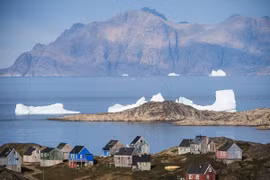 Quang cảnh thị trấn Kulusuk thuộc đảo Greenland (Đan Mạch). (Ảnh: Getty Images/TTXVN)