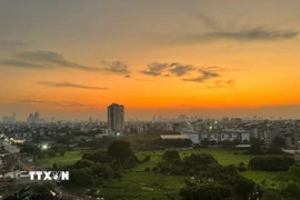Hoàng hôn Hà Nội sau cơn mưa chiều hôm 20/5. (Ảnh: Cương Quyết/TTXVN)