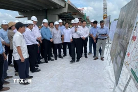 Phó Thủ tướng Mai Văn Chính kiểm tra tiến độ cầu Bình Gởi thuộc Dự án Vành đai 3 Thành phố Hồ Chí Minh. (Ảnh: TTXVN phát)